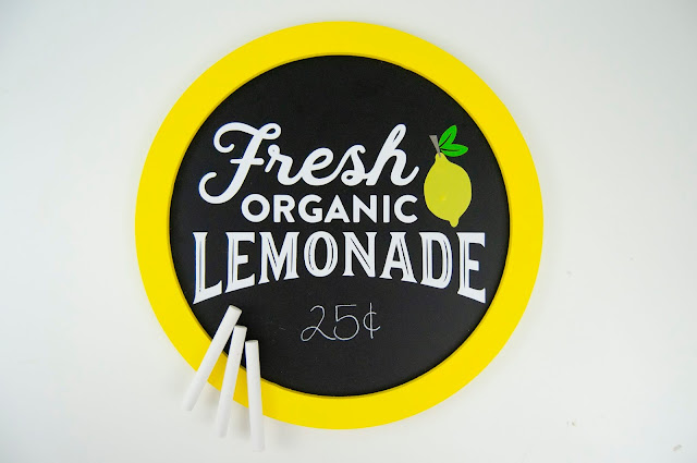 Chalkboard Lemonade Stand Tutorial by Jen Gallacher for www.jengallacher.com #lemons #lemonade #silhouettecame #jillibeansoup #lemonadestand