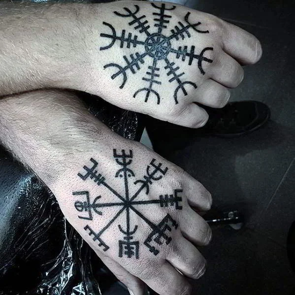 tatuaje de vegvisir vikingo