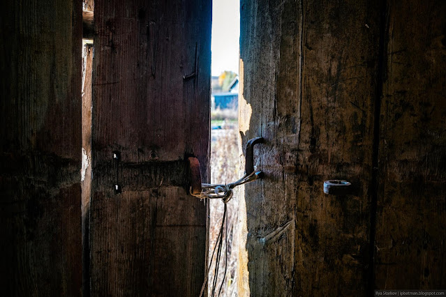 Приоткрытая деревянная дверь