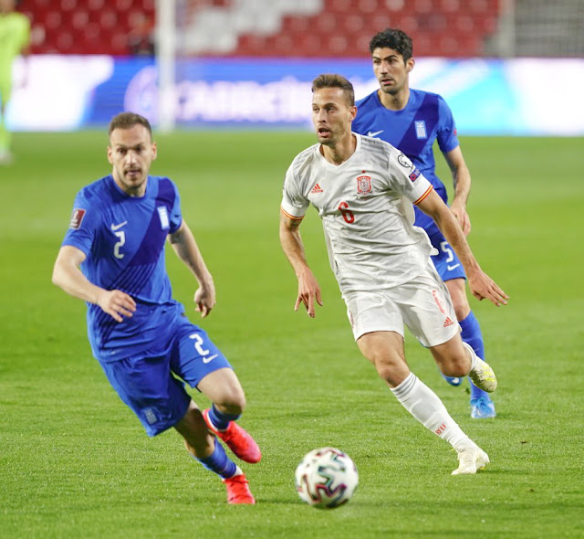 Michalis Bakakis y Sergio Canales y, al fondo, Bouchalakis. SELECCIÓN DE ESPAÑA 1 SELECCIÓN DE GRECIA 1. 25/03/2021. Copa Mundial de Fútbol Qatar 2022, fase de clasificación, Grupo B de Europa, jornada 1. Granada, España, estadio Nuevo Los Cármenes. GOLES: 1-0: 33’, Morata . 1-2: 56’, Bakasetas, de penalti.