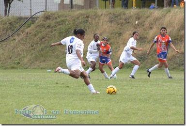 disparo de zoila fuentes para su gol crema