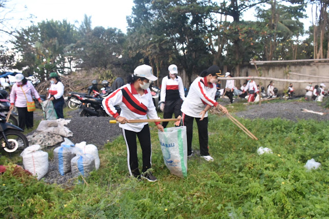   Peringati HUT Kemerdekaan, TP PKK Klungkung Lakukan Kegiatan Pungut Sampah Plastik