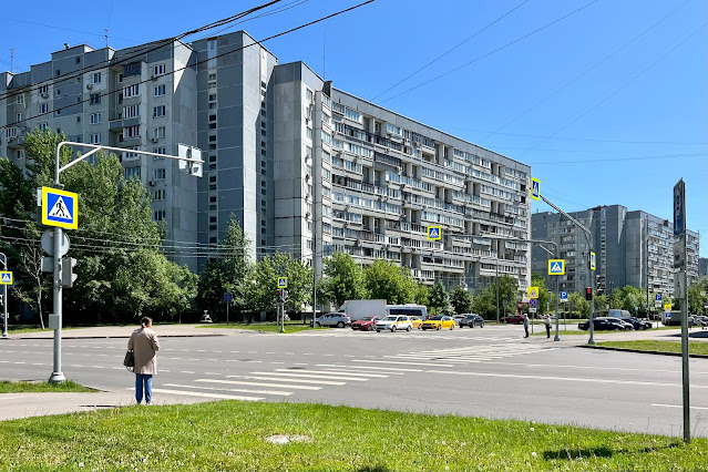 Новомарьинская улица, Луговой проезд, жилой дом 1995 года постройки