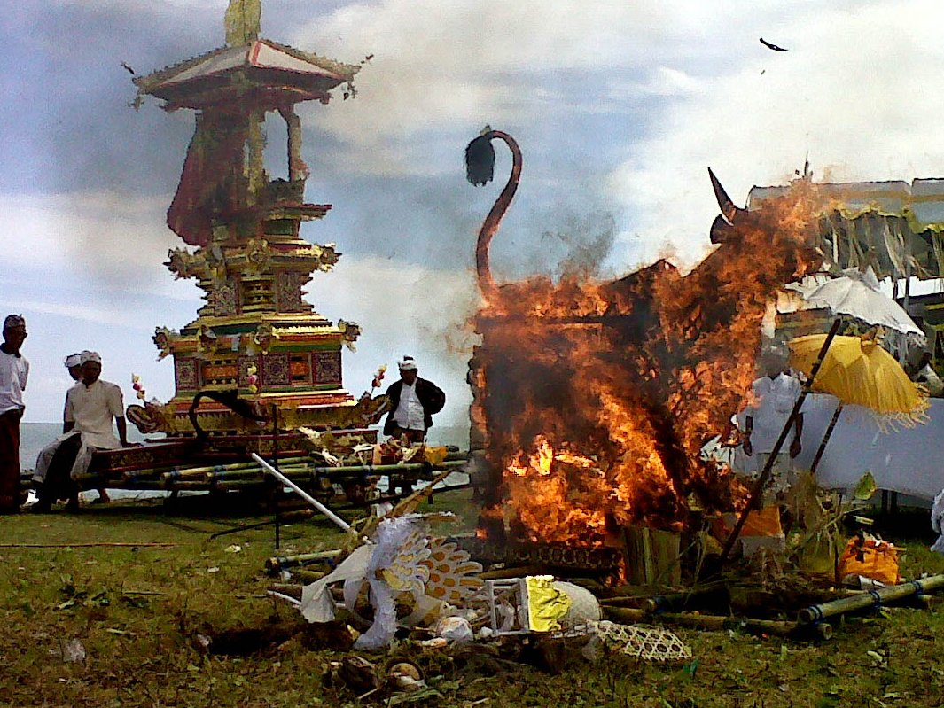  Upacara  NGABEN  Budaya Hindu Bali  yang LUAR BIASA diberi 