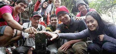 Meaningful stone: The participants having their photo session at the 'boundary stone' which marks the Pahang and Perak boundary in the forest.