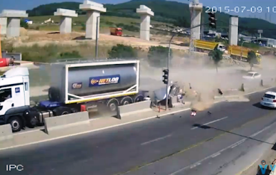 Σοκαριστικό ατύχημα: Φορτηγό κομματιάζει αυτοκίνητο με 7 επιβάτες μεταξύ των οποίων και 3 παιδιά