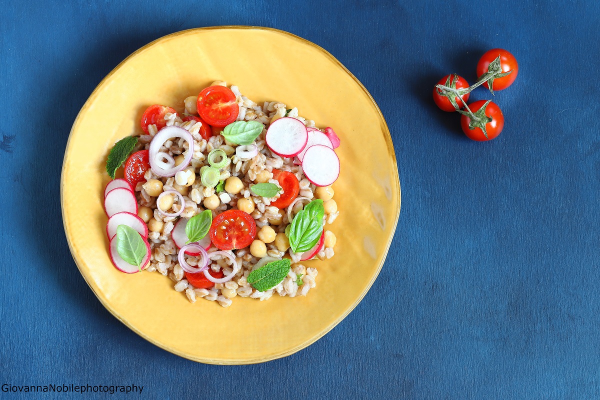 Insalata di farro, ceci, pomodori e rapanelli