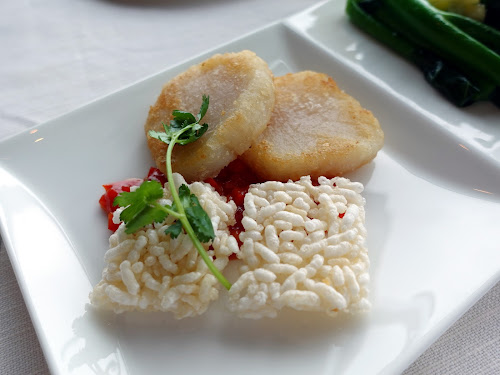 Tin Lung Heen (天龍軒), 2 Michelin star Chinese restaurant Ritz Carlton Hong Kong - Pan-fried scallop with red bell pepper served with crispy rice cracker (紅甜椒窩粑煎帶子) [abalone indulgence menu]