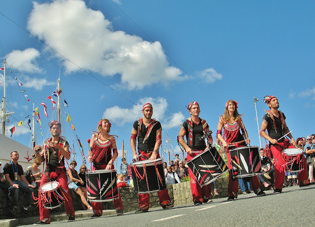 La batuca / fanfare Samba Baladi sera dans le Finistere le 18 juillet 2016 pour les fêtes de Brest. Avec ses percussions, le groupe sera aussi aux mardis de Crozon le lendemain.
