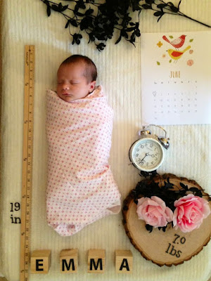 Beberapa aksesoris bisa ditambahkan untuk mempercantik hasil foto (newborn photography)