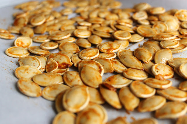 the BEST roasted pumpkin seed recipe- seriously need to make these!