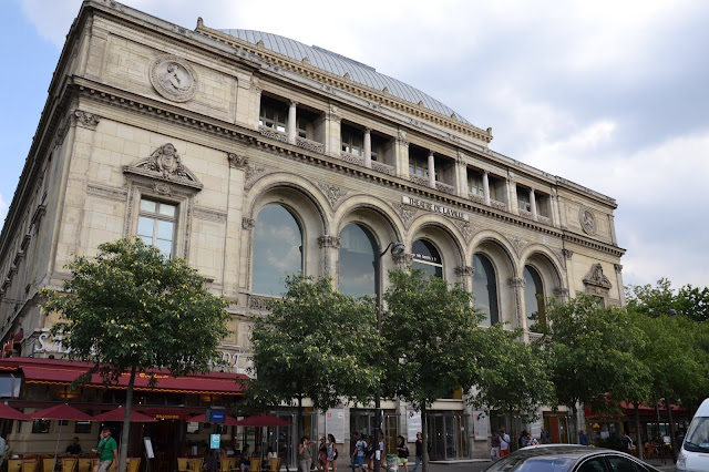 foto da fachada do Teatro de la Ville