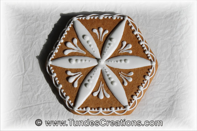 Cookie box with white lace by Tunde Dugantsi