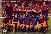 F. C. BARCELONA - Barcelona, España - Temporada 1973-74 - Sadurní, Rifé, Torres, Costas, De la Cruz y Juan Carlos; Rexach, Asensi, Cruyff, Sotil y Marcial - SPORTING DE GIJÓN 2 (Ciriaco y Leal) FC BARCELONA 4 (Rexach y Marcial 3) - 07/04/1974 - Liga de 1ª División, jornada 29 - Gijón, Asturias, estadio El Molinón