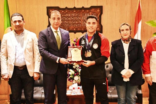 محافظ الفيوم يكرم ابن المحافظة الرباع "محمود جمال" بطل العالم لرفع الأثقال