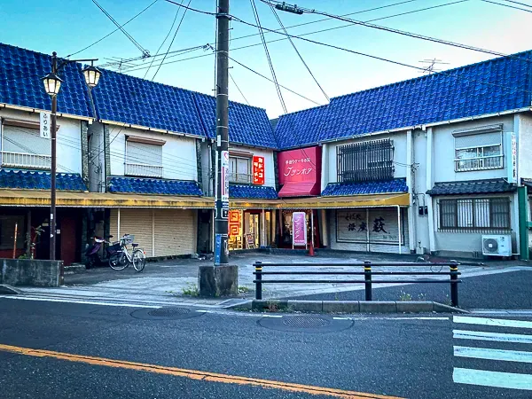 市川曽谷三叉路の角に並ぶ店舗