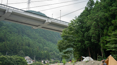 キャンプ場で大きく目立つ奥多摩大橋