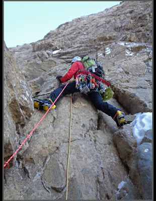 Ascensión invernal del corredor Elena en Telera