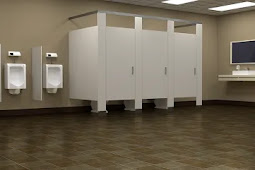 Mengapa pintu toilet bawahnya bolong?