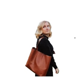 Image showing a lady carrying her Everlane Market Tote
