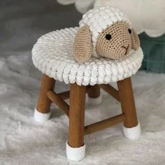 O crochê combina em todos os cômodos da casa, e para o quarto das crianças não seria diferente. As ideias são inúmeras: tapetes, almofadas, protetores de berço, porta fraudas, o belíssimo amigurumi...