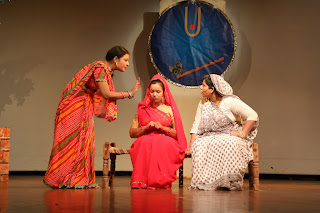 हिमानी शिवपुरी ने खेला और संवाद प्रवाह को एक यादगार समारोह बताया।   खबसूरत बहू को जयपुर के नाटय निर्देशक एवं अभिनेता स्व. सुरेश सिंधु को समर्पित किया गया और उनके कृतित्व पर जयपुर की हिंदी और सिंधी रंगमंच की अभिनेत्री नंदिनी पंजवानी ने प्रकाश डाला। कल्पना संगीत एवं थिएटर संस्थान बीकानेर ग्रुप की ओर से प्रस्तुत नाटक "खबसूरत बहू" की कहानी नाग बोडस ने लिखी है।   बालपन में विधवा हुई चाची जो अब वृद्ध हो चुकी है वैवाहिक जीवन के अनुभवों से अनभिज्ञ है यह कुंठा उसके मन पर हावी है, अपने भतीजे का विवाह धौलपुर की खूबसूरत युवती से करवाती है। कुंठा ग्रसित चाची नए—नए बहाने ढूंढकर बहू और भतीजे को साथ नहीं रहने देती। धौलपुर वाली के नाम से प्रसिद्ध बहू की सुंदरता से मोहित गांव