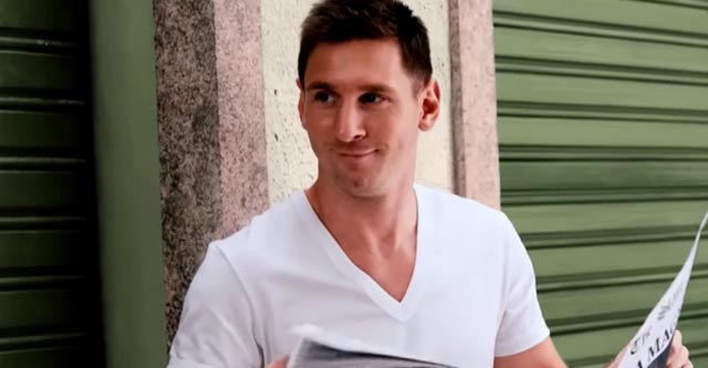 Leo Messi leyendo el periódico