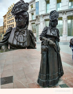 Escultura de dama en Oviedo