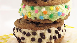 <img src="galleta-con-helado.jpg" alt="puedes utilizar helado bajo en calorías y galletas con harina integral">