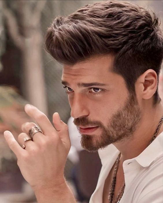 Can Yaman can't seem to catch a break. The filming of "Viola come il mare" has concluded, but the assault charges are far from being resolved. His fans are now involved.