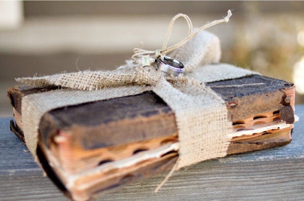 What a simple and lovely idea for pulling together a DIY wedding ring holder