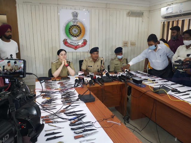 जरा देखिए, लोग किस तरह ऑनलाइन साइट्स से धारदार हथियार मांगा रहे हैं, वहीं रायपुर पुलिस ने भी बड़ी ही चालाकी से ऐसे ऑनलाइन साइट्स से इन लोगों की सूची मांगकर धारदार हथियारों की जब्ती कर ली