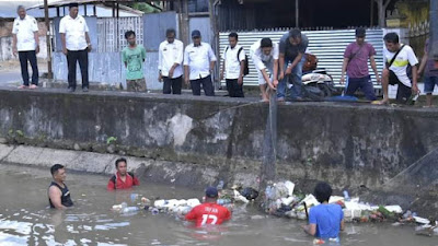 PINRANG; Jelang Penilaian Adipura Sampah Di Aliran Sungai Mulai Dibersihkan 