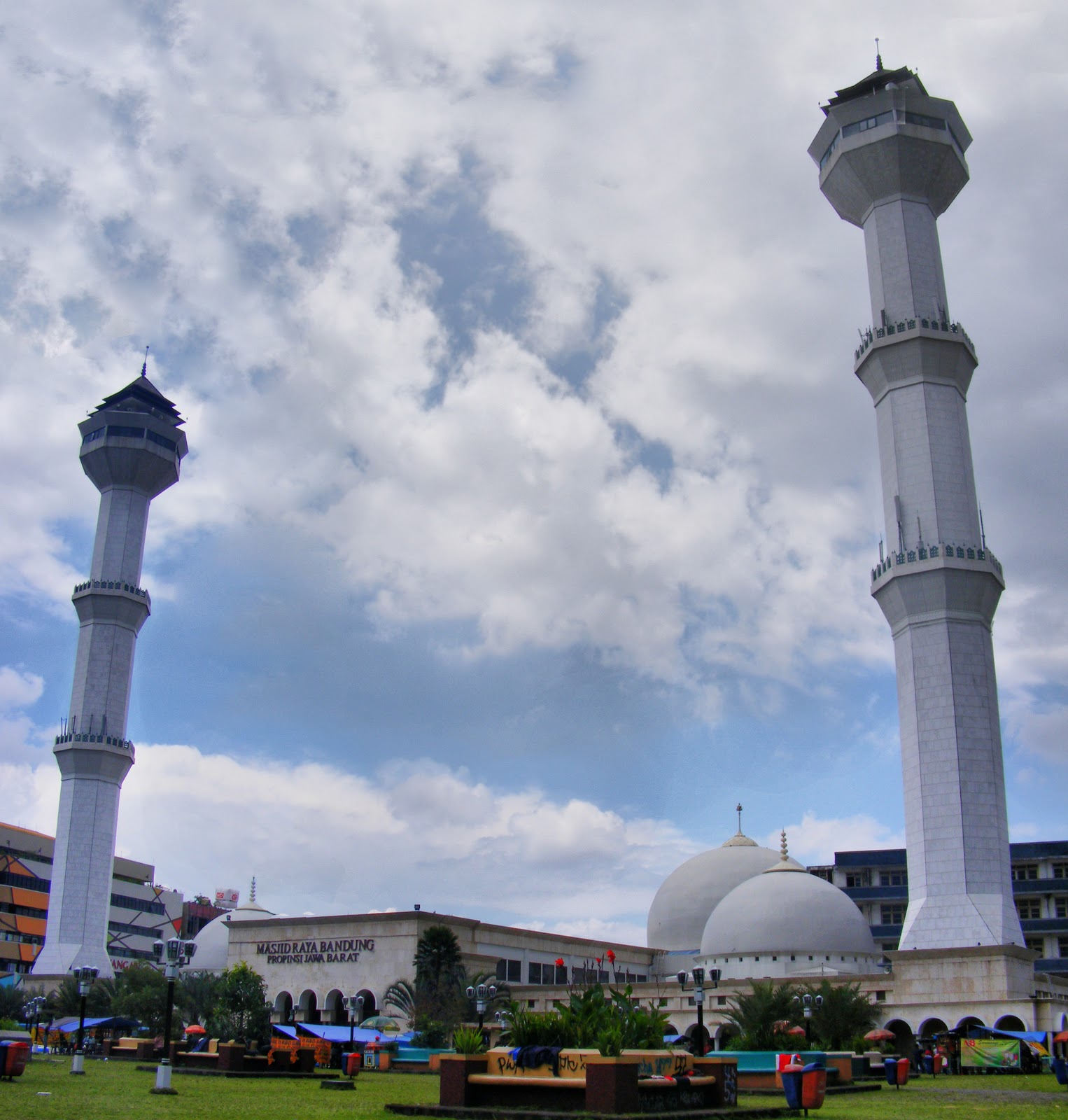 Anyer-Panarukan: Alun-Alun dan Masjid Agung Bandung
