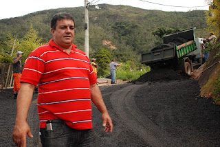 Vereador Mandinho acompanhou o trabalho de asfaltamento realizado pela Prefeitura na Rua Íris