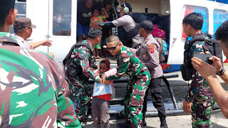 PASUKAN SATGAS YONIF R 514 KOSTRAD TERLIBAT LANGSUNG EVAKUASI MASYARAKAT DISTRIK PARO YANG DITEROR KSTP