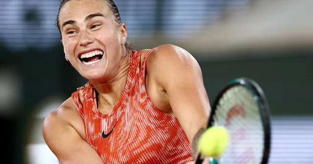 Sabalenka estreia com vitória em Roland Garros; Djokovic também avança