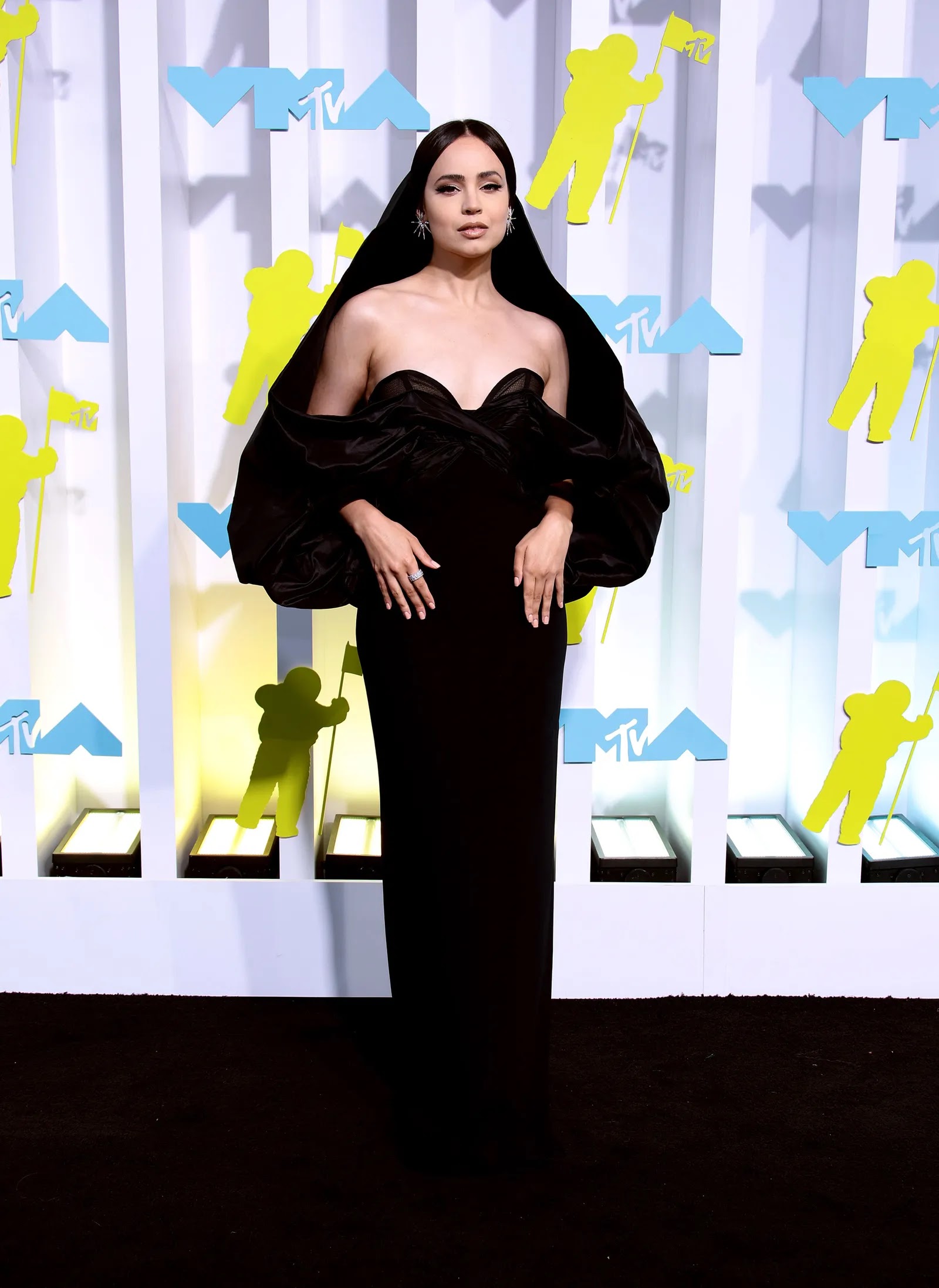 Los impresionantes looks de las celebridades en la alfombra roja de los MTV VMAs 2022