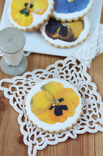 Cookies aux fleurs comestibles