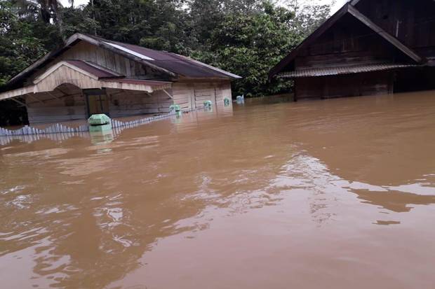 CURAH HUJAN YANG TINGGI MEMBUAT SEJUMLAH WILAYAH WONOGIRI TERENDAM BANJIR