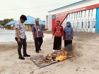 Pemusnahan ijazah periode tahun ajaran 2022/2023 di halaman Disdikbud Kabupaten Kapuas Hulu.