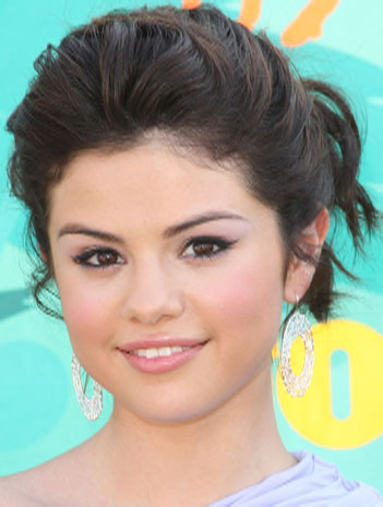 Celebrity Oops on Celebrity Oops     Selena Gomez Hairstyles Updos