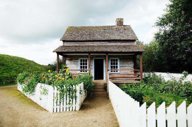 cabin countryside doorway