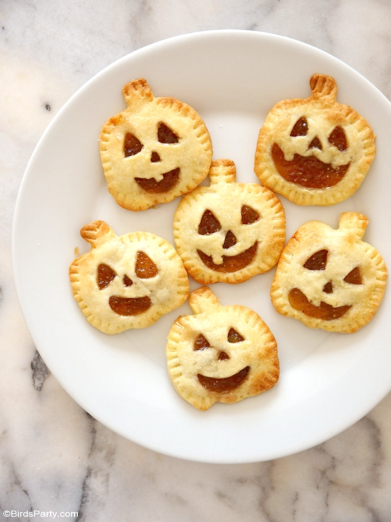 Halloween Jack O' Lantern Hand Pies - made with two ingredients, quick and easy hand pie recipe to make for lunchbox or as a Halloween party treat! by BirdsParty.com @birdsparty #halloween #pie #pies #halloweenpie #jackolantern #halloweendessert #halloweenfood #halloweentreats #halloweenrecipe #handpie