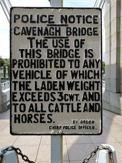 Cavenagh_Bridge_National_Monument_Singapore