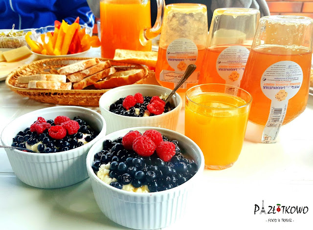 Fruits breakfast, papaya, ser , miodu,  jagody, maliny , papaya,  curd, honey, blueberries, raspberries , Owocowe śniadanie 