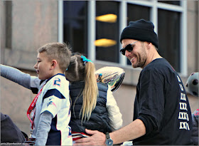 Tom Brady y sus Hijos en el Desfile de los Patriots por la Celebración de la Super Bowl LIII