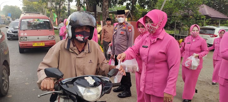 Kapolsek Polut Dan Ketua Bhayangkari Ranting Polut Bagi Bagi Takjil Buka Puasa