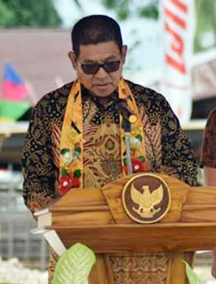 Langgur, Malukupost.com - Umat Stasi Kolser, Kei Kecil Kabupaten Maluku Tenggara (Malra), melaksanakan Prosesi Peletakan Batu Pertama Pembangunan Gedung Gereja Baru yakni Gereja Santa Immaculata, yang dilaksanakan pada hari Sabtu (31/8). Bupati Malra, M. Thaher Hanubun, dalam sambutannya mengatakan, Gereja adalah Rumah Tuhan yang Kudus sekaligus sebagai wadah Umat Kristiani untuk dipersatukan sebagai suatu kesatuan umat untuk memuji dan memuliakan kebesaran Tuhan Yang Maha Kuasa.