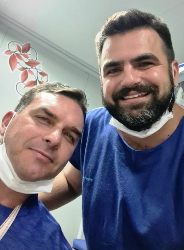 Flávio Bolsonaro sofre acidente enquanto passeava de quadriciclo em praia do Ceará